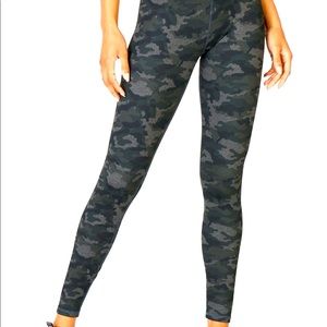 Fabletics Charcoal Camo 7/8 Leggings
